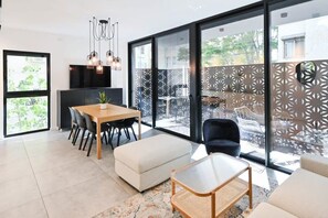 Interior - Black Style 1BR in Ben Yehuda by HolyGuest (Tel Aviv)