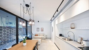Une cuisine moderne dotée d’un four encastré, d’un évier et d’un plan de travail.