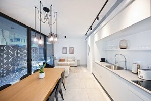 Geladeira, micro-ondas, fogão, cooktop