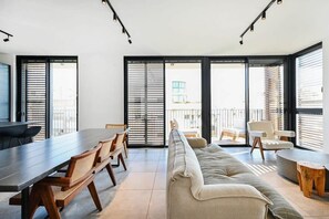 Télévision, chaîne hi-fi, espaces bureaux