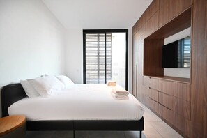 3 chambres, bureau, fer et planche à repasser, lit parapluie