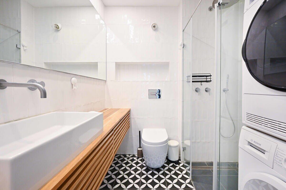 Une salle de bain moderne avec une grande baignoire, des toilettes et un espace douche.