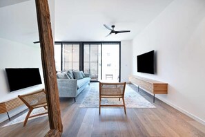 TV, stereoanlegg og kontorer