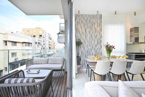 Outdoor dining - Modern Sea View 3BR on Frishman Beach by HolyGuest (Tel Aviv)