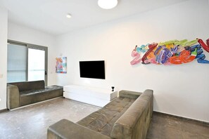 Televisión y oficina 