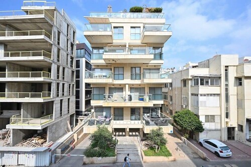 Mamma Mia 3BR in Frishman beach by HolyGuest