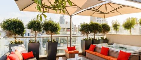 Banyera d'hidromassatge a l'aire lliure