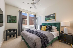 3 slaapkamers, een bureau, een strijkplank/strijkijzer, reisbedje