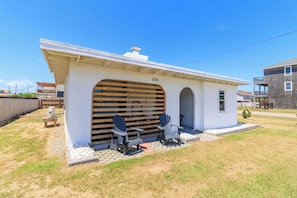 Terrace/patio - EV Charger, Close to Beach, Remodeled, King Beds, Dogs Welcome, KD0606 (Kill Devil Hills)