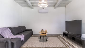 Family Townhome, Multiple Bedrooms (Country House Badacsony) | Living area | TV