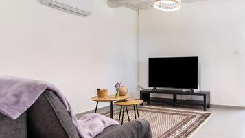 Family Townhome, Multiple Bedrooms (Country House Badacsony) | Living area | TV