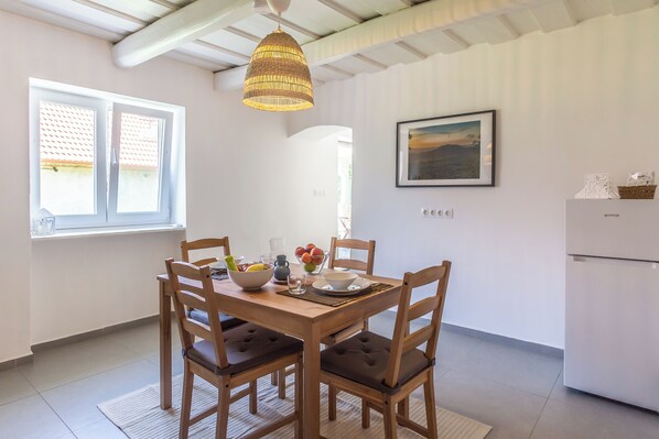 Family Townhome, Multiple Bedrooms (Country House Badacsony) | Dining