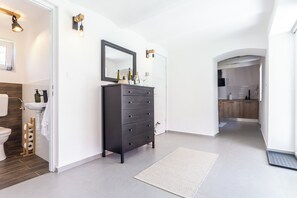 Perhepientalo, useita makuuhuoneita (Country House Badacsony) | Kylpyhuone | Suihkun ja ammeen yhdistelmä, hiustenkuivaaja, pyyhkeet, saippua