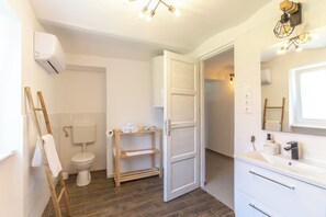Family Townhome, Multiple Bedrooms (Country House Badacsony) | Bathroom | Combined shower/bathtub, hair dryer, towels, soap - Country House Badacsony (Badacsonytordemic)