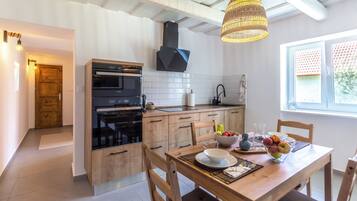 Family Townhome, Multiple Bedrooms (Country House Badacsony) | Dining