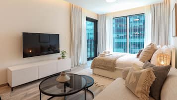 Comfort studio | Woonruimte | Een 55-inch smart-tv met kabelzenders