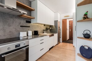 Kylskåp, mikrovågsugn, ugn och diskmaskin
