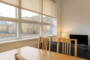 Superior appartement, 1 tweepersoonsbed | Woonruimte | Een 35-inch televisie met digitale zenders