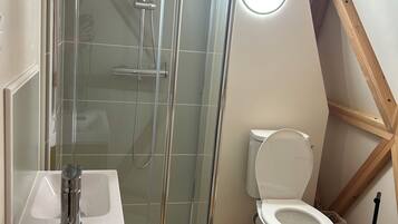 Regadera, toallas, papel de baño