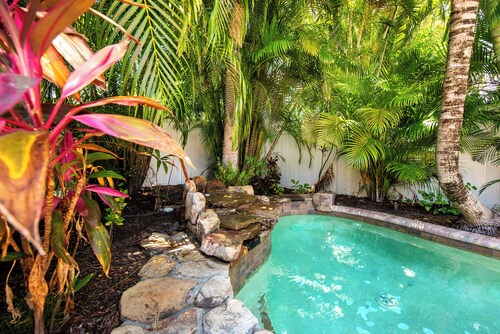 Beautiful villa with Private Pool, short stroll to beach w/ beach gear and grill