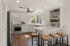 Kylskåp, mikrovågsugn, ugn och spishäll