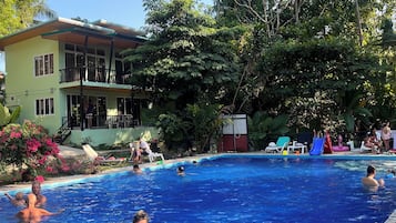 Alberca al aire libre por temporada