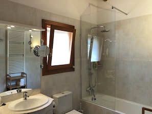 Douche, sèche-cheveux, serviettes fournies, savon