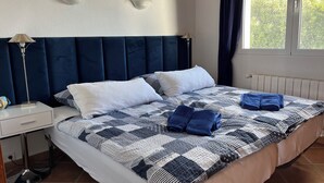 A neatly made bed with a checkered bedspread, two pillows, and folded towels on the bed. - El Valle Verde - Perfect Family Retreat (Monte Pego)