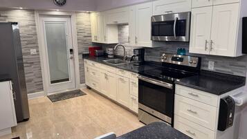 Kylskåp, kaffe- och tebryggare och grytor/köksredskap