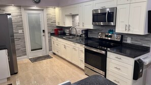 ثلاجة، ماكينة لصنع القهوة/الشاي، مستلزمات طهي/أطباق/أوعية