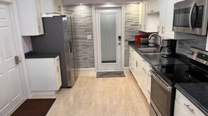 Geladeira, cafeteira/chaleira, talheres/pratos/utensílios de cozinha