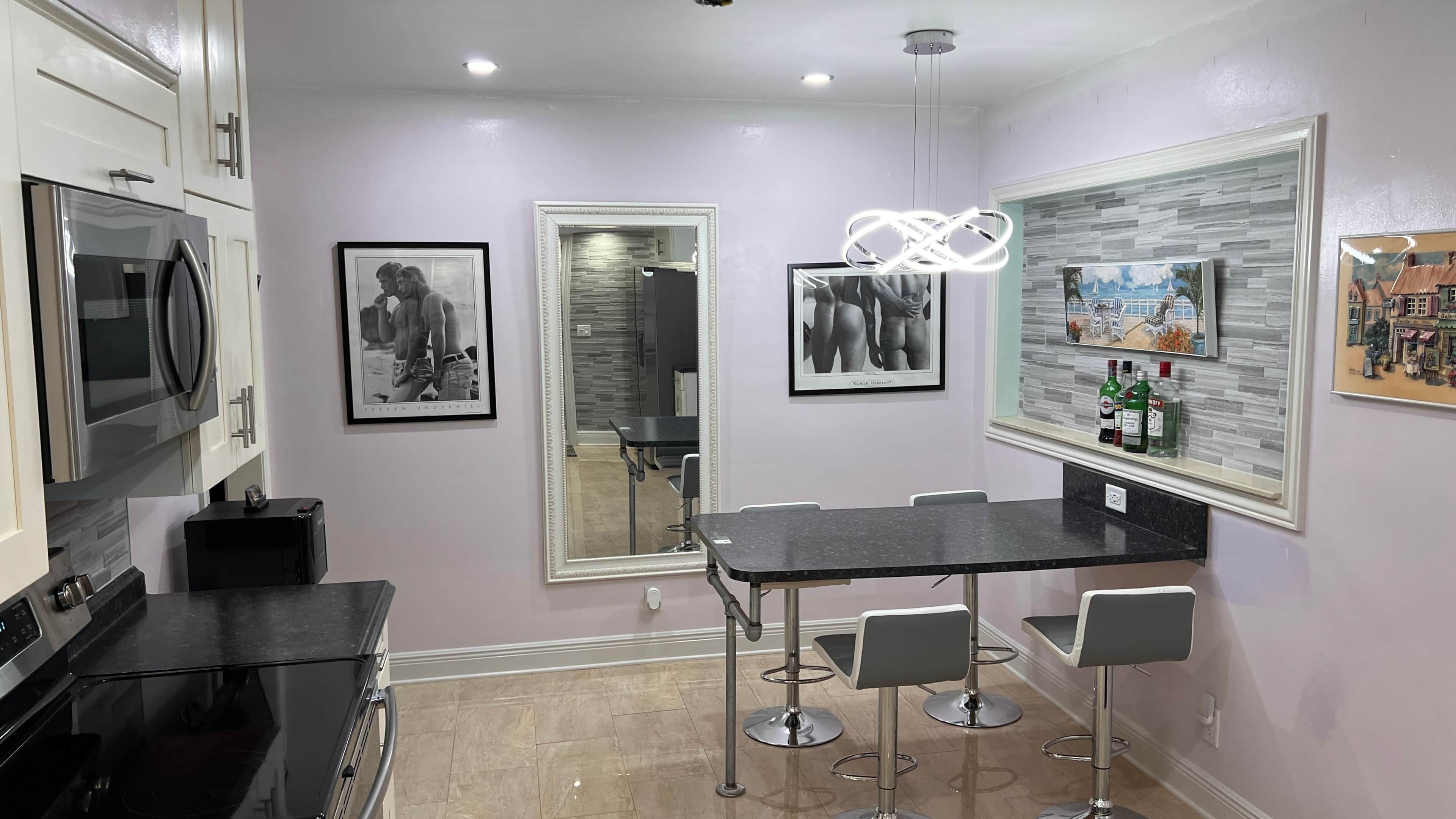 Een koelkast, een koffiezetapparaat/waterkoker