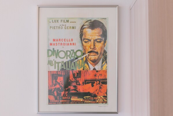 Ein gerahmtes Filmplakat mit Text und Bildern.