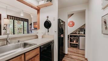 Condo, 2 Bedrooms | Dapur peribadi | Peti sejuk, ketuhar, pembancuh kopi/teh, pembakar roti