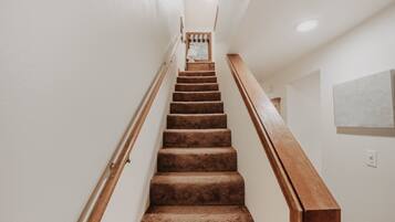 Condo, 2 Bedrooms | Bahagian dalam