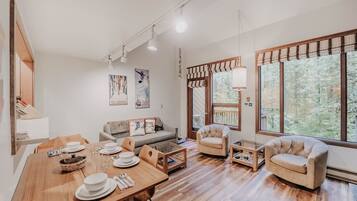 Condo, 2 Bedrooms | Dining