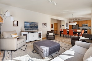 Condo, 2 quartos | Área de estar