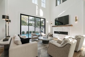 Smart TV, fireplace, ping pong, stereo