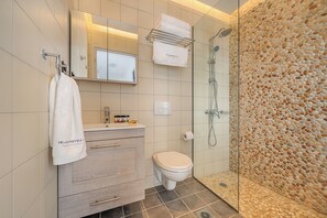 Douche, sèche-cheveux, serviettes fournies