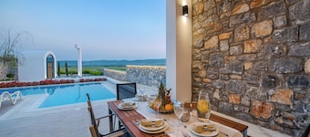 New Luxury Villa with Private Swimming Pool & BBQ, 5 Min. From Prasonisi Beach!