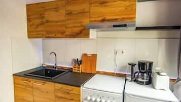 Fridge, oven, stovetop, coffee/tea maker