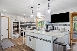 冰箱、微波炉、烤箱、炉灶