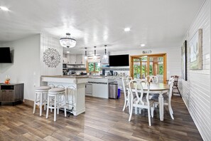 冰箱、微波炉、烤箱、炉灶