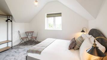 2 bedrooms, desk, free WiFi, bed sheets