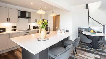 Jääkaappi, mikroaaltouuni, uuni, liesi