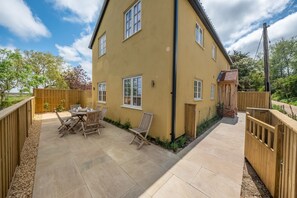 Outdoor dining - Garden Cottage (Brancaster), Brancaster, Norfolk (Brancaster)