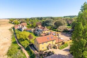 A residential area with houses, a pathway, and greenery. - Garden Cottage (Brancaster), Brancaster, Norfolk (Brancaster)