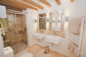 Regadera, amenidades de baño ecológicas, secadora de cabello, toallas 