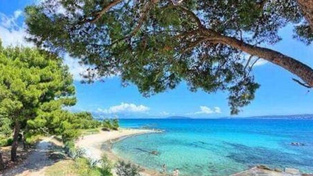 A coastal path leading to a beach with clear turquoise waters and a view of the sea. - Apartments Lucija & Andora (Kastela)
