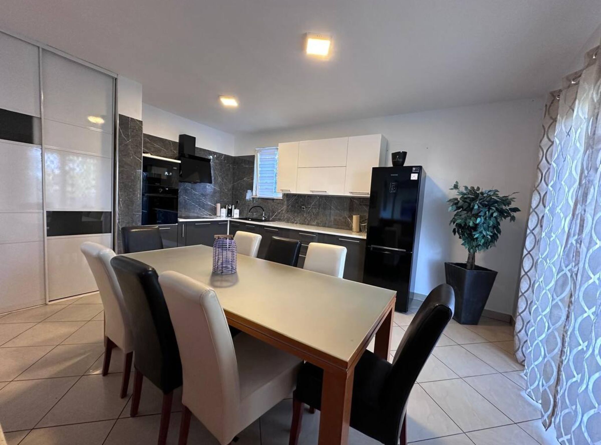 شقة (Apartments Lucija & Andora - Comfort ) | غرفة لتناول الطعام